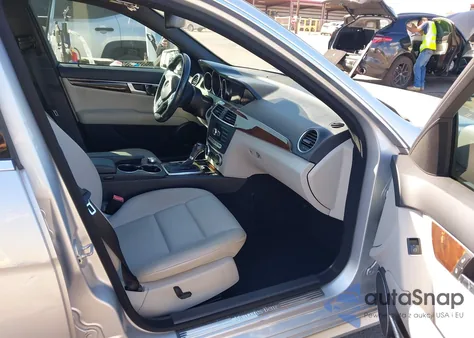 2013 Mercedes-Benz C 250 Sport z USA, uszkodzony, nr VIN WDDGF4HB0DR290922